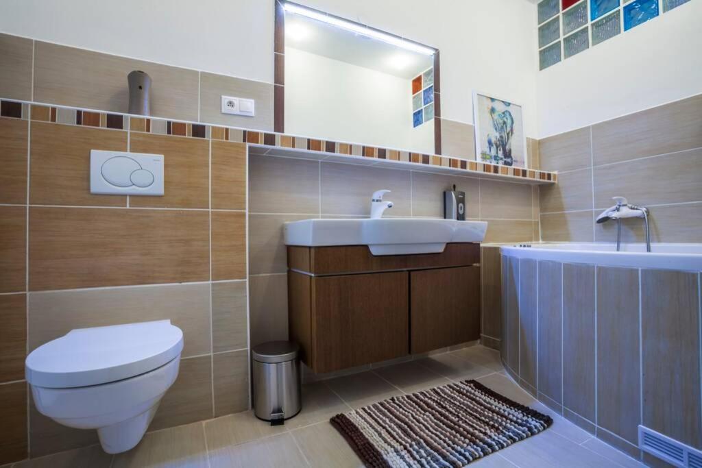 Luxury Air-Conditioned Family Apartment Spitalska Old Town Bratislava Buitenkant foto