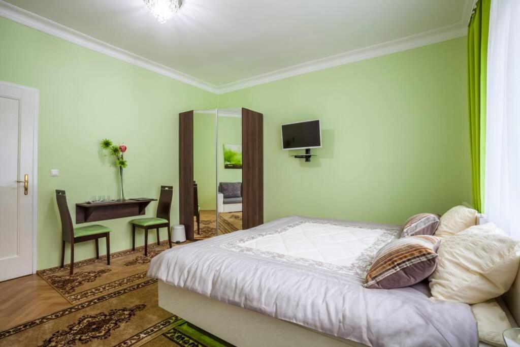Luxury Air-Conditioned Family Apartment Spitalska Old Town Bratislava Buitenkant foto