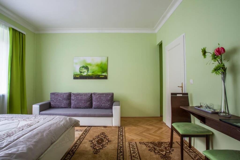 Luxury Air-Conditioned Family Apartment Spitalska Old Town Bratislava Buitenkant foto